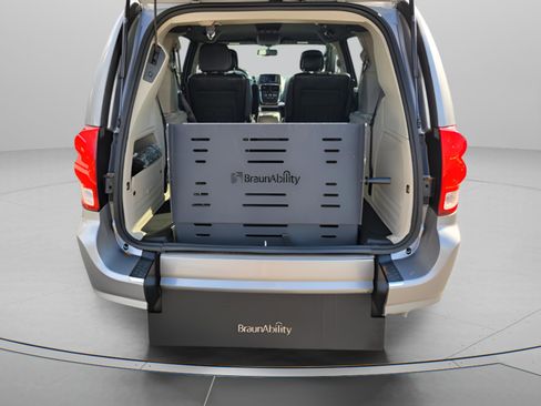 Used 2018 Dodge Grand Caravan SXT image 26