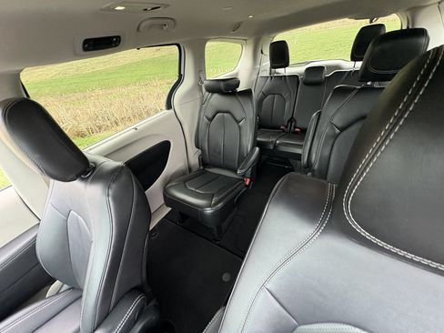 Used 2024 Chrysler Pacifica Touring-L FWD image 34