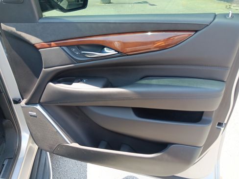 Used 2019 Cadillac Escalade Luxury AWD/4WD image 23