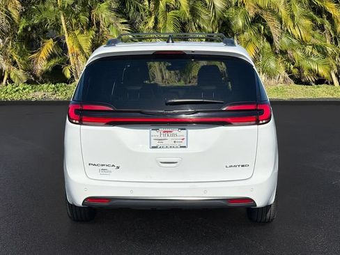Used 2025 Chrysler Pacifica Limited FWD image 7