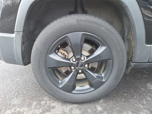 Used 2019 Jeep Cherokee Latitude Plus image 12