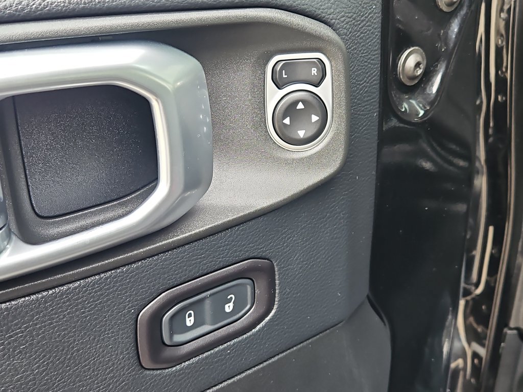 Used 2018 Jeep Wrangler Unlimited Sahara w/ Dual Top Group AWD/4WD image 26