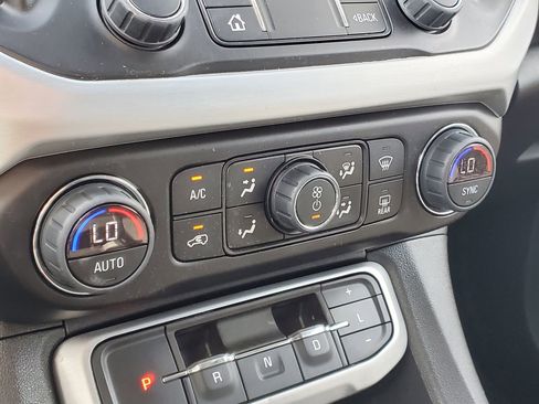 Used 2023 GMC Acadia SLE image 30