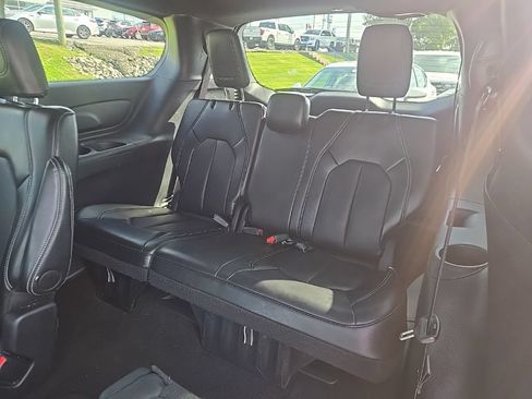 Used 2025 Chrysler Pacifica Select FWD image 10