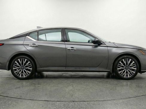 Used 2025 Nissan Altima 2.5 SV FWD image 11