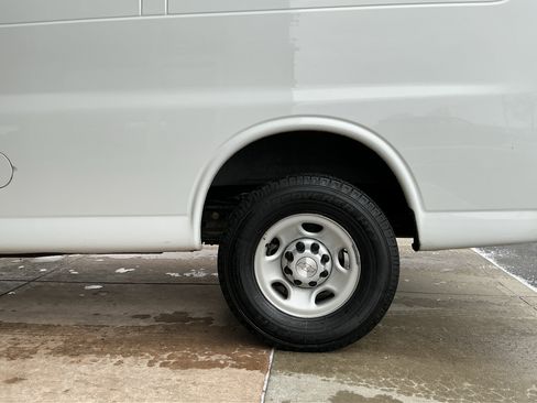 Used 2017 Chevrolet Express 2500 image 23