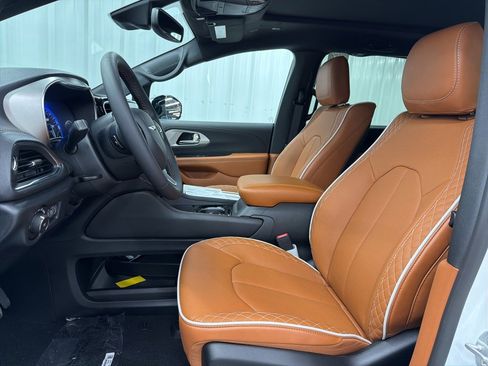 New 2026 Chrysler Pacifica Pinnacle w/ Trailer Tow Group image 19