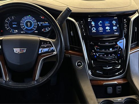 Used 2019 Cadillac Escalade ESV Luxury image 16