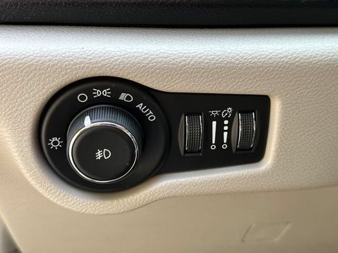 Used 2017 Chrysler Pacifica Touring-L FWD image 24