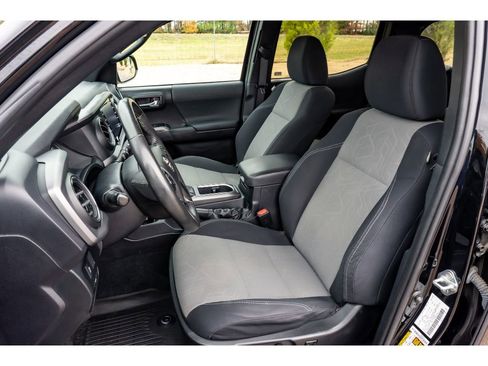 Used 2021 Toyota Tacoma TRD Off-Road image 11