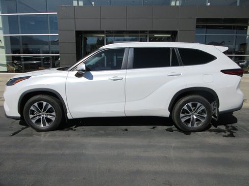 Used 2023 Toyota Highlander XLE AWD/4WD image 3