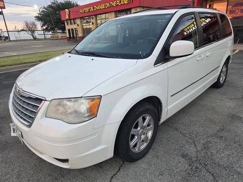 Used 2010 Chrysler Town & Country Touring Plus image 3