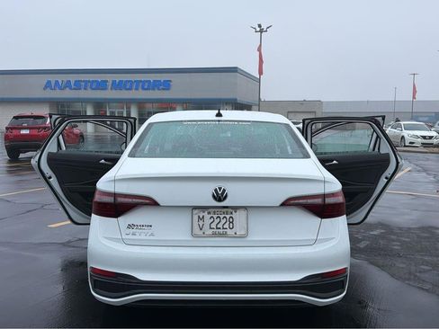Used 2024 Volkswagen Jetta Sport image 11