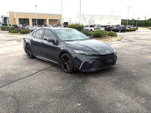 Used 2025 Toyota Camry SE w/ Convenience Package FWD image 4