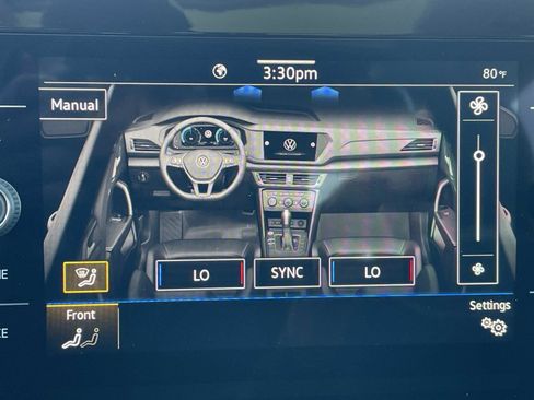 Used 2025 Volkswagen Taos SE w/ Panoramic Sunroof Package FWD image 26