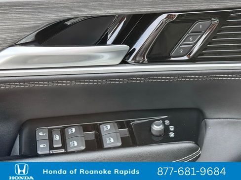 Used 2024 Jeep Wagoneer L Series II image 26