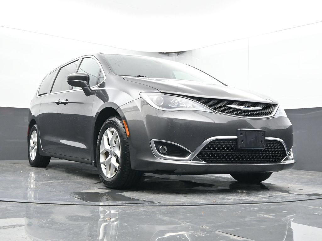 Used 2018 Chrysler Pacifica Touring Plus w/ Tire & Wheel Group FWD image 24
