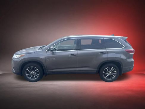 Used 2017 Toyota Highlander XLE AWD/4WD image 2
