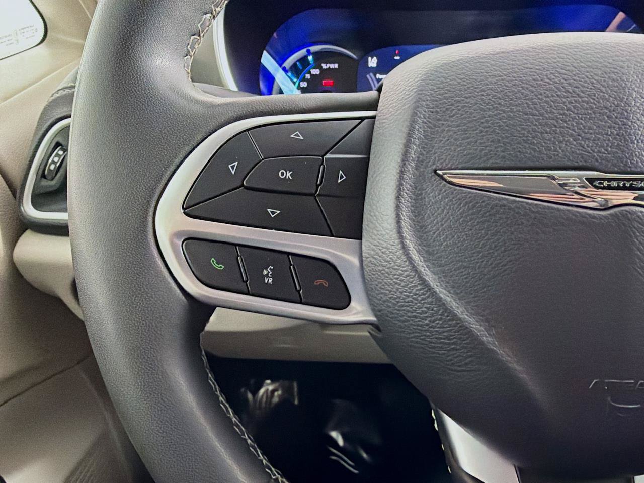 Used 2024 Chrysler Pacifica Limited FWD image 47