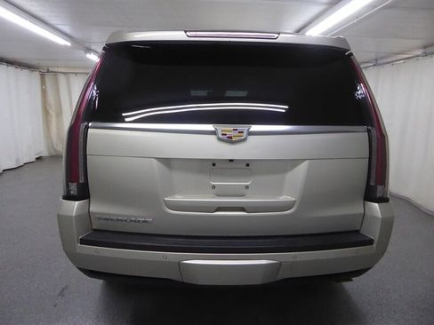 Used 2016 Cadillac Escalade Luxury AWD/4WD image 5