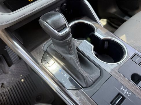 Used 2023 Toyota Highlander Limited image 19