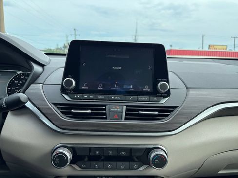 Used 2025 Nissan Altima 2.5 SV FWD image 17