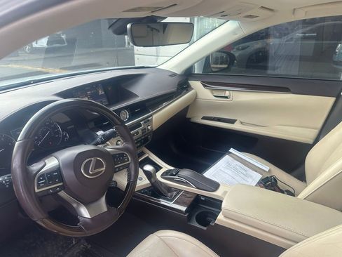 Used 2016 Lexus ES 350 w/ Luxury Package w/Wood Trim image 2