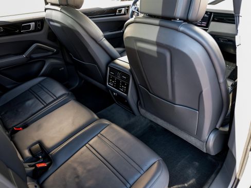 Used 2020 Porsche Cayenne image 35