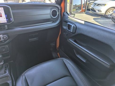 Used 2025 Jeep Gladiator Mojave AWD/4WD image 17