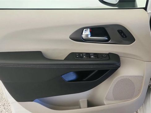 Used 2023 Chrysler Pacifica Touring-L FWD image 32
