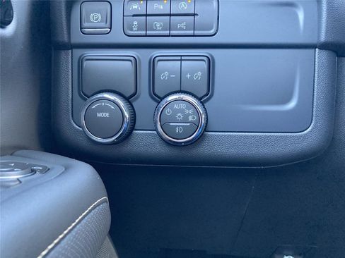 New 2026 Chevrolet Suburban Premier image 18