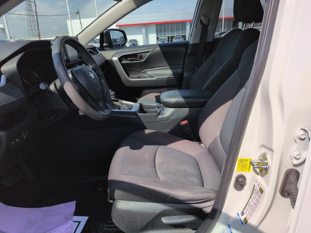 Used 2021 Toyota RAV4 LE AWD/4WD image 9