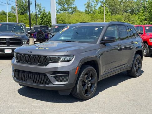Used 2023 Jeep Grand Cherokee Altitude AWD/4WD image 9