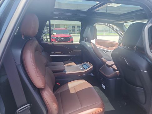 New 2026 Lincoln Navigator Reserve AWD/4WD image 24