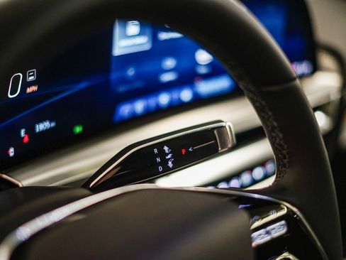 Used 2025 Cadillac Lyriq Sport image 19