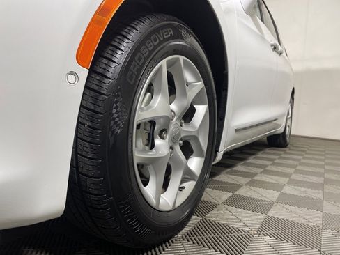 Used 2020 Chrysler Pacifica Touring-L Plus w/ Tire & Wheel Group image 27