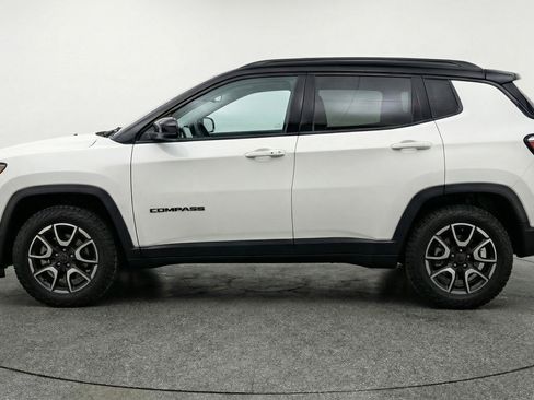 Used 2025 Jeep Compass Trailhawk image 5