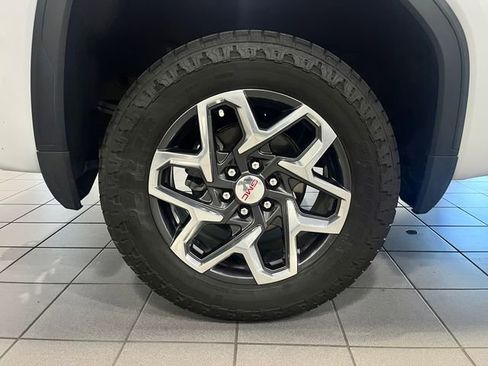 Used 2024 GMC Sierra 1500 SLT w/ SLT Premium Plus Package AWD/4WD image 9