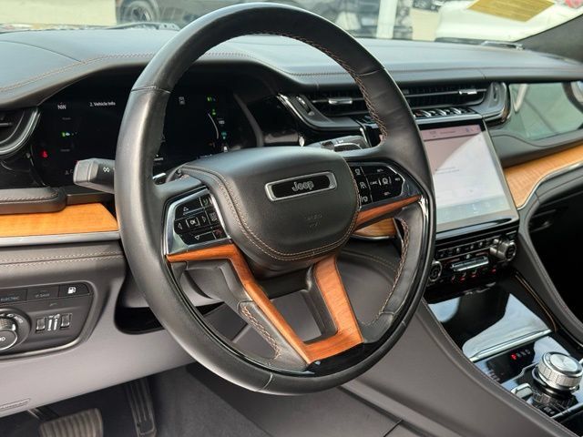 Used 2023 Jeep Grand Cherokee Summit AWD/4WD image 12