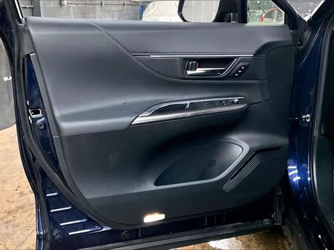 Used 2021 Toyota Venza XLE image 24