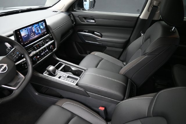 Used 2026 Nissan Pathfinder SL w/ SL Premium Package FWD image 16