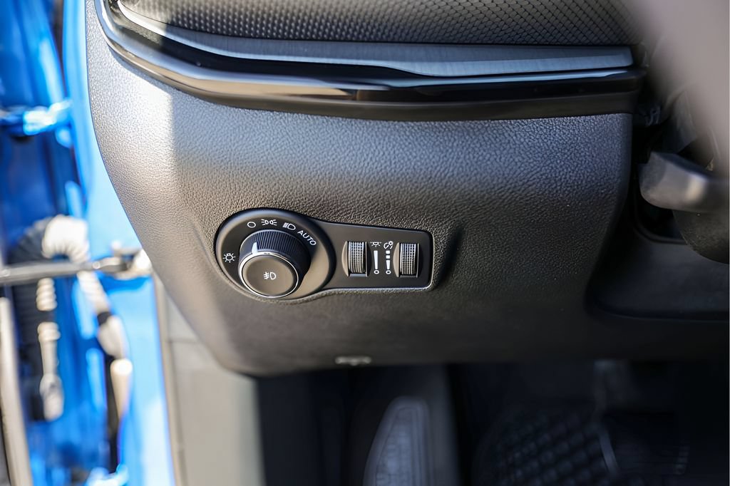 Used 2023 Jeep Compass Trailhawk w/ Trailhawk Convenience Group AWD/4WD image 18