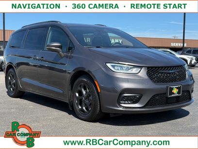 Used 2021 Chrysler Pacifica Limited w/ Uconnect Theater Family Group