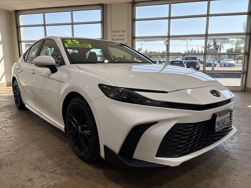 Used 2025 Toyota Camry SE w/ Convenience Package FWD image 4