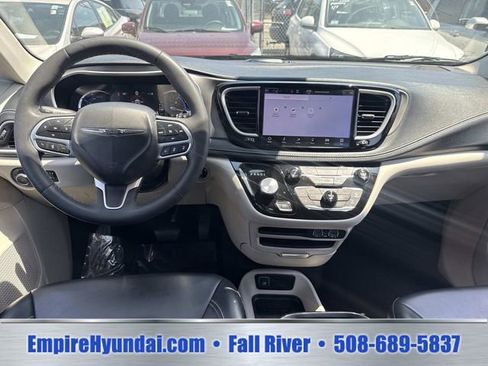 Used 2023 Chrysler Pacifica Touring-L FWD image 15