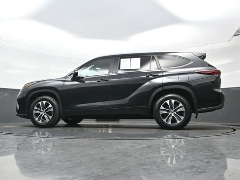 Used 2024 Toyota Highlander XLE AWD/4WD image 30