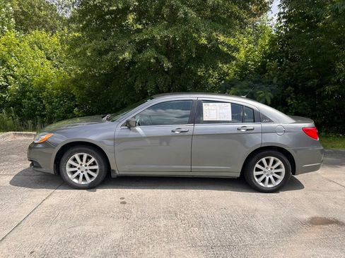 Used 2013 Chrysler 200 Touring FWD image 2