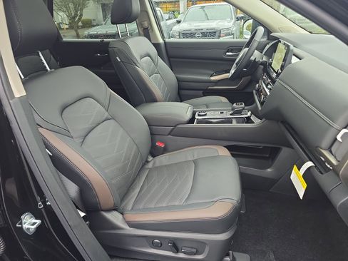 New 2025 Nissan Pathfinder Platinum image 29