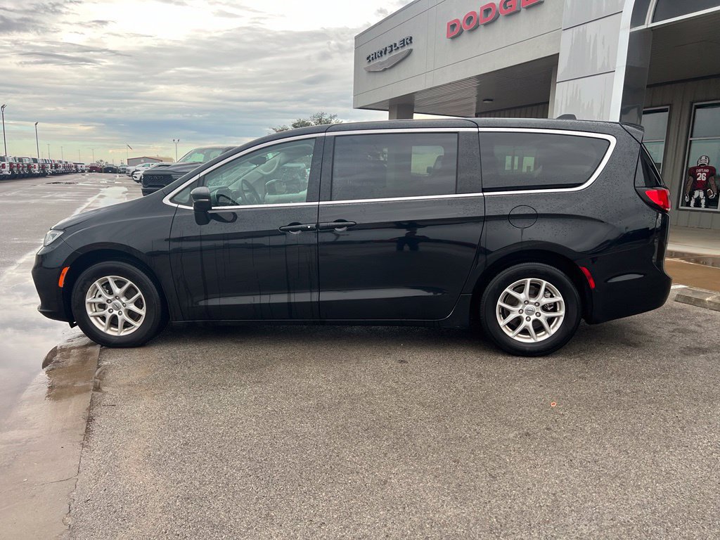 Used 2024 Chrysler Pacifica Touring-L FWD image 2