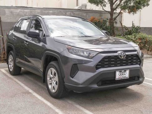 Used 2019 Toyota RAV4 LE FWD image 3